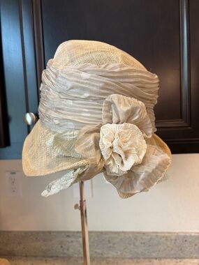 Grevi Cream Straw Cloche with Pleated Band and Flower